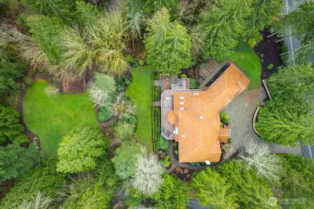 Welcome to Broadhurst, a sprawling estate neighborhood in Redmond with beautiful custom homes on acre plus lots.