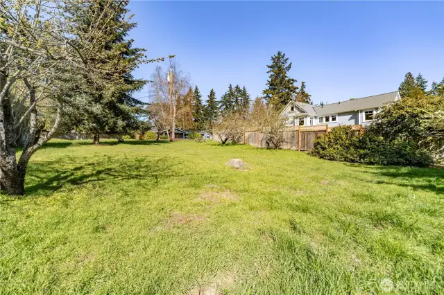From every spot on the double lot - you can 'see' the possibilities.