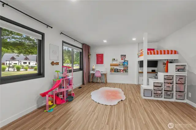 Oversized guest room on main.