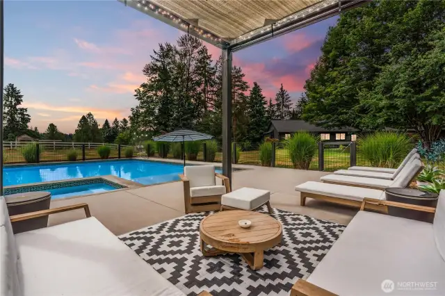 Pool, spa and pooldeck, pool has uv filter and heating system.