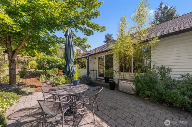 Private backyard w/entertainment size patio
