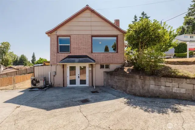 Private entry to basement and laundry area from driveway