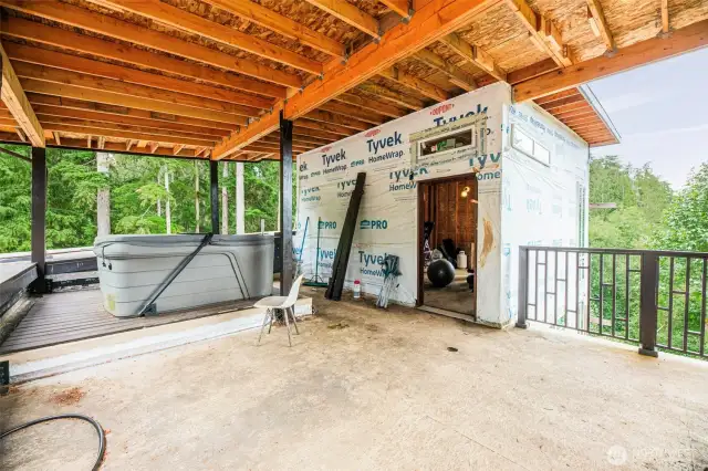 3rd Floor Covered Deck w/hot tub