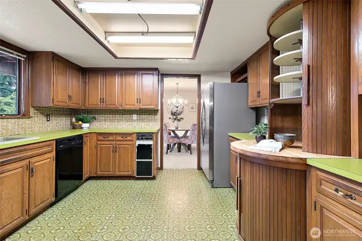 Step back in time with this fantastic kitchen. Lazy susans abound!