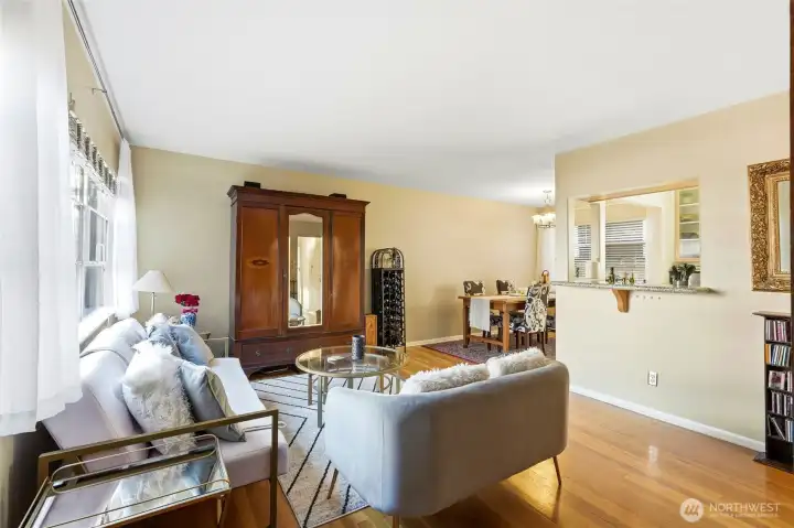 This well-maintained 1-bedroom, 1-bath condo offers comfort, convenience, and low-maintenance living in one of the city’s most walkable neighborhoods