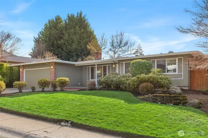 This home has access to the Kingsgate Community Center, with amenities such as swimming, pickle ball, playground, picnic area and more!