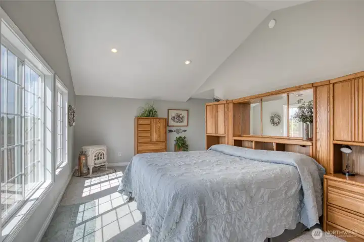 Primary bedroom, cont