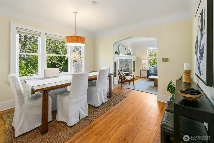 Lovely large dining room overlooks the lush side yard. Lovely large dining room overlooks the lush side yard.