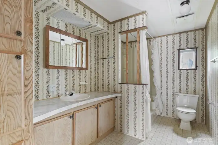 Full en-suite bath.