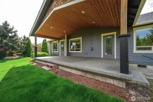 Huge covered patio w/gas BBQ outlet