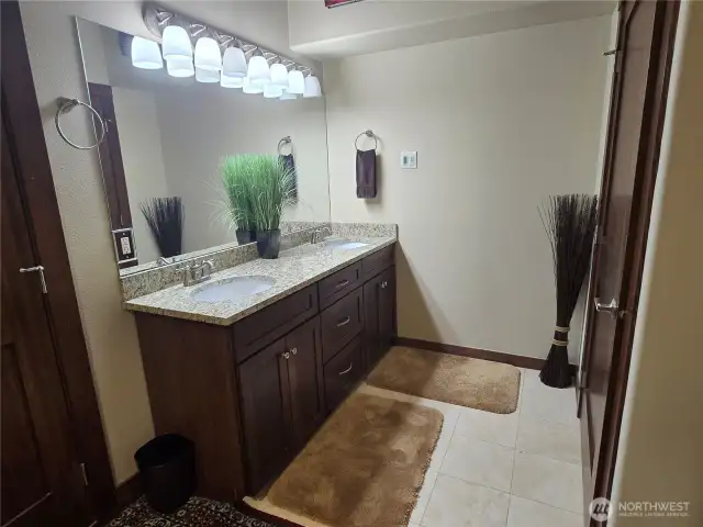Primary bath with 2 sinks and granite counters