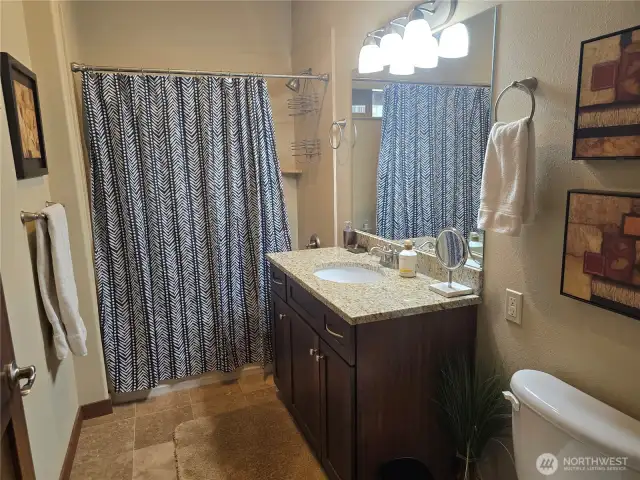 Guest bathroom with tub/shower