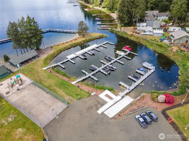 Home has deeded access to the Paradise Community Boat Launch and sport court!