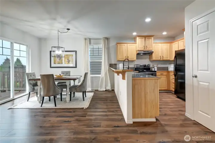 Dining with Desk Access