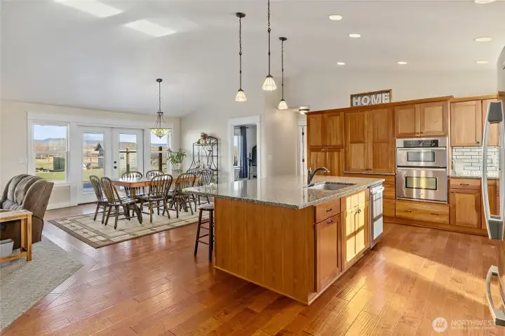 Enjoy cooking and entertaining in the well appointed kitchen.
