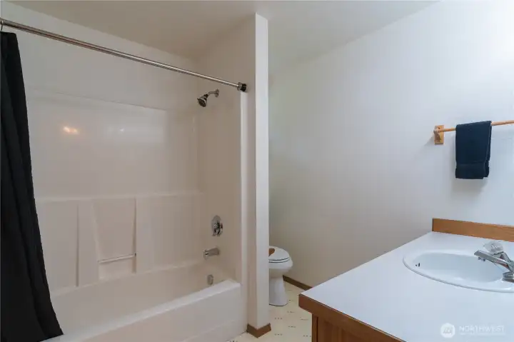 Upstairs full hall bath