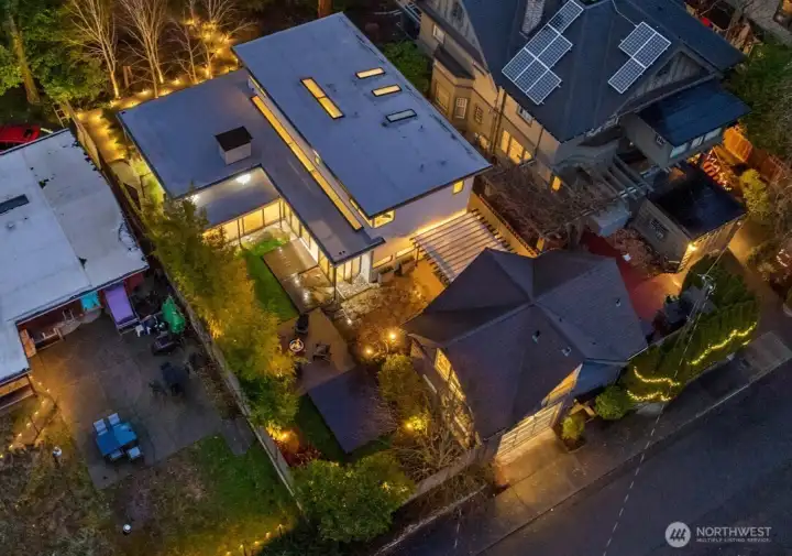 And when you do want to re-enter the city, the location is truly exceptional—close to the SR-520 interchange and the University of Washington, with an ideal launch point for commuting: quick access to downtown Seattle, South Lake Union, and major Eastside hubs in Bellevue, Kirkland, and Redmond—while still living steps from the Arboretum in a setting that feels worlds away. Immediate access to parks, trails, and community amenities makes the lifestyle feel effortless: serene at home, connected when you need it, and always surrounded by green.