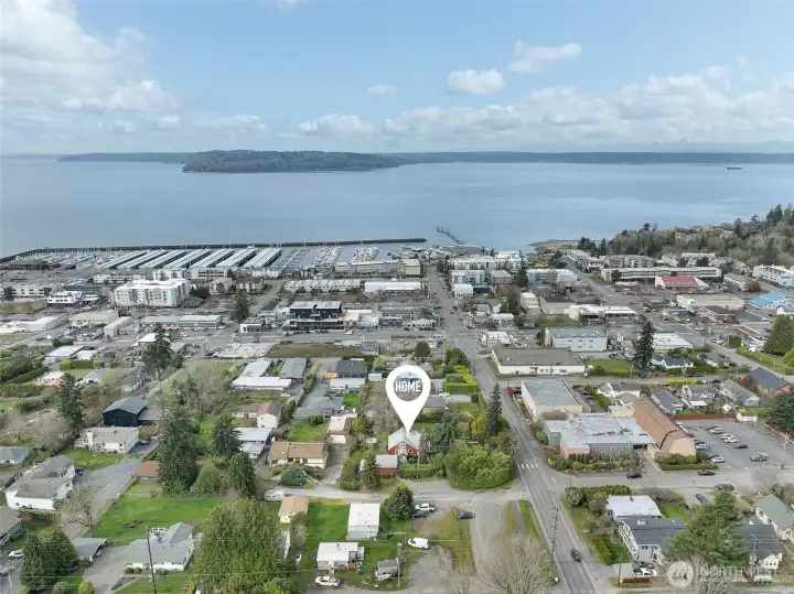 Literally 2 blocks from the downtown Des Moines Marina District strip, this property feels like a private oasis, yet extremely walkable to parks, The Des Moines Theater, marina, cafes, shops, restaurants, etc.