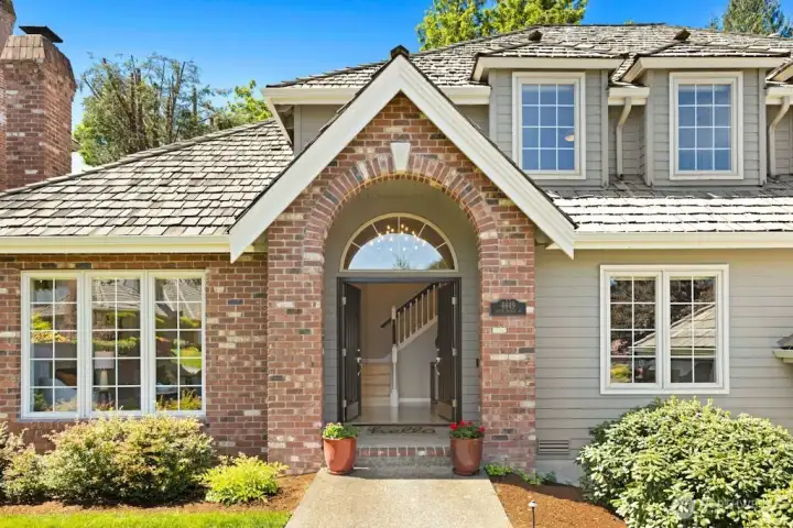 William Buchan designed home With 4 bedrooms,  2 1/2 baths, a den and bonus room!