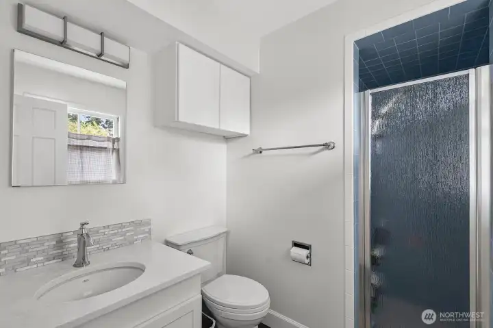 Primary bedroom bathroom