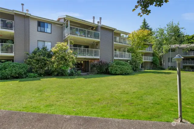 Welcome to The Sand Pointer Condominium, a quaint older complex offering several amenities; an outdoor pool, tennis courts, exercise room and shared walking paths around the condos. Located just minutes from Magnuson Park, the Burke-Gilma Trail and U Village, you will love how close everything is!