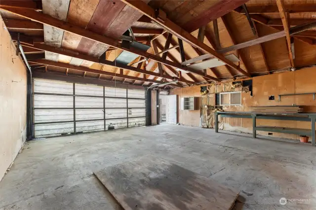 Great space for working/storage in this 816sf garage