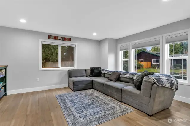 Large bonus room off entrance with door into the kitchen.