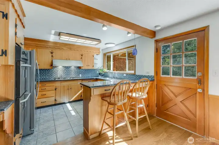 Additional photo of kitchen with Dutch door closed