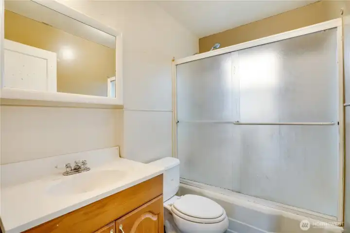 A full bathroom with room for updates and modern finishes.