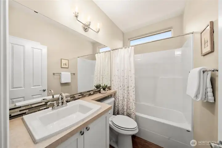 Guest bathroom. Guest bathroom.