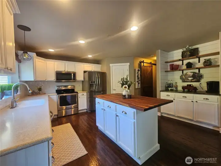 Stunning Kitchen w/center island Stunning Kitchen w/center island