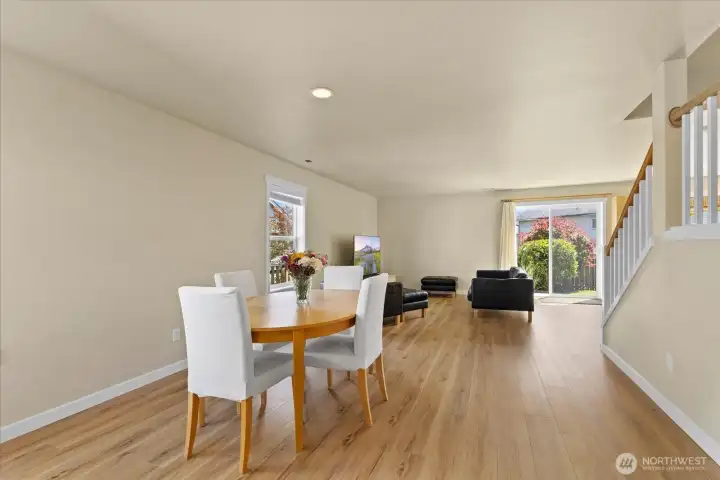 Brand new hardwood laminates throughout.