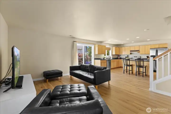 Open livingroom to gourmet kitchen