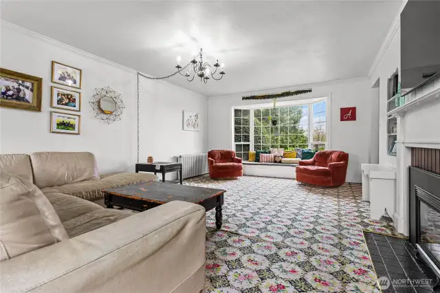 So much space in this generously sized living room!