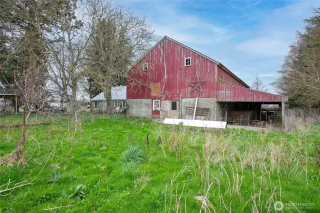 3960 sq ft dairy barn, lots of possibilities with this structure.