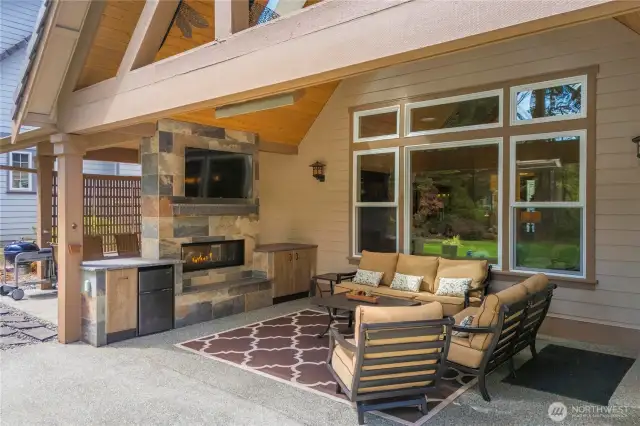 Couldn't dream of a better patio set up! Direct access from the dining room -