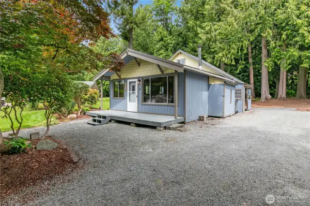 Front of home with parkng