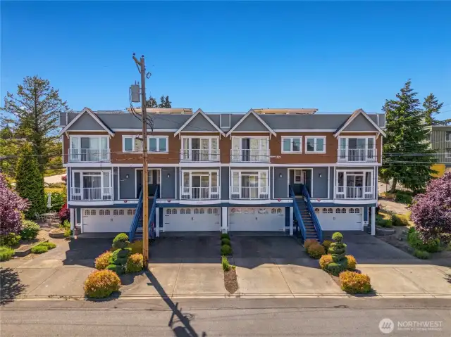 Where urban convenience meets commuter ease!  Private rooftop deck?  Say Yes!