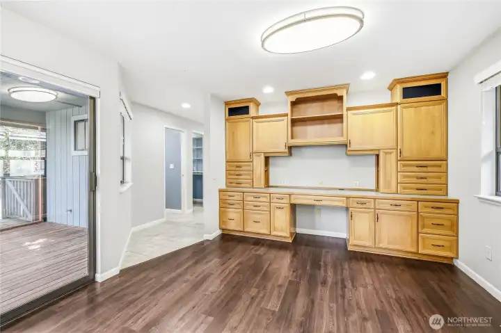 Ohhhh an ample workspace where someone can get work done while the other one cooks right behind them! What a wonderful setting for 2.