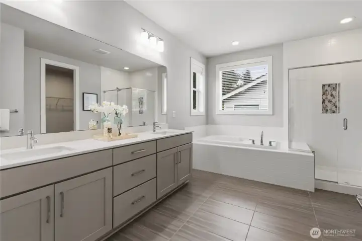 5 pieces en-suite primary bathroom, double sink