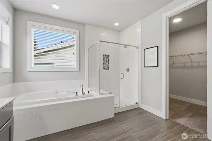 5 pieces en-suite primary bathroom
