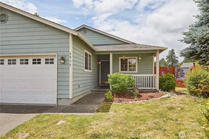 Inviting front porch! Inviting front porch!