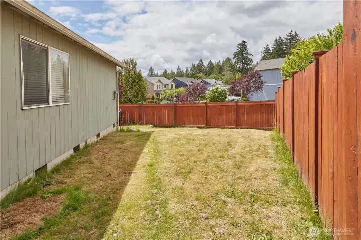 Spacious side yard, ready for you're personal touch! Spacious side yard, ready for you're personal touch!