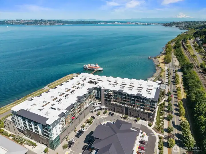 Stroll the waterfront, admire Mount Rainier and experience the best of Point Ruston living. Stroll the waterfront, admire Mount Rainier and experience the best of Point Ruston living.