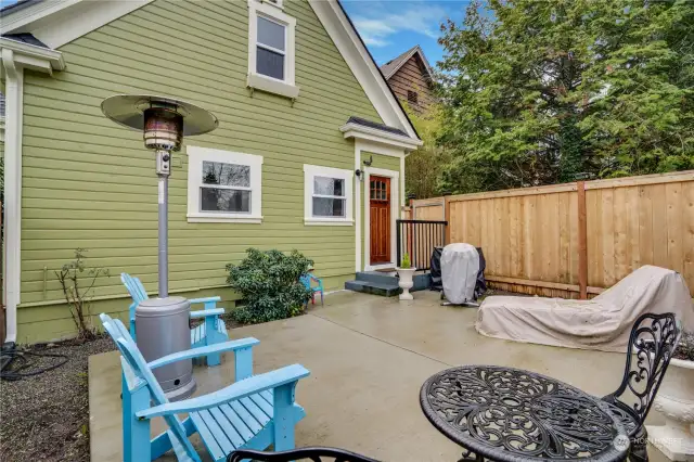 The convenient side gate makes taking out the recycling a breeze.