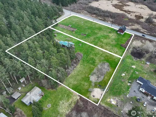 Outline of 2 lots totalling nearly 6 acres.
