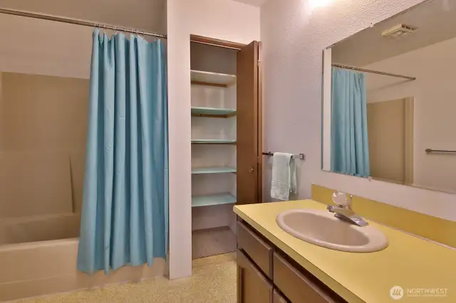 Upper level full bath.