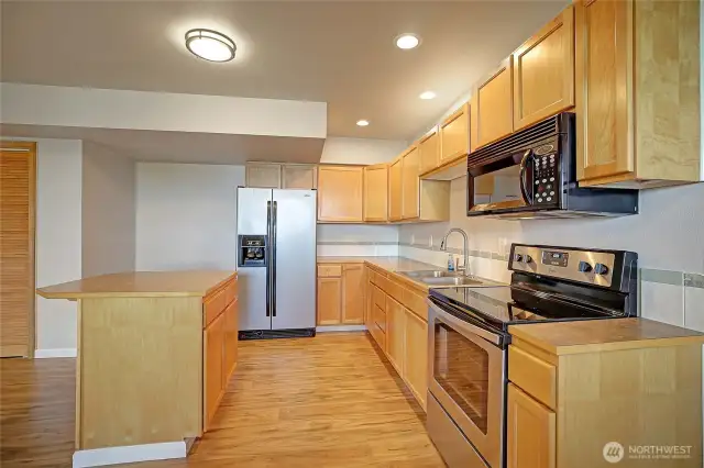Perfect for Guests, or Rental w/ Locking Interior Door & Private Entrance~