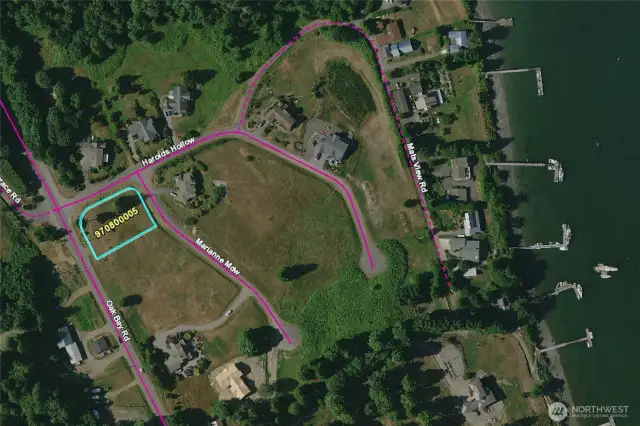 The waterfront homes here own their beaches and tidelands, but a county park and boat launch are at the south end of this bay. It's a great bay to paddle board and to kayak in!