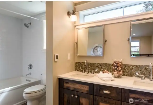 Upper floor full bathroom